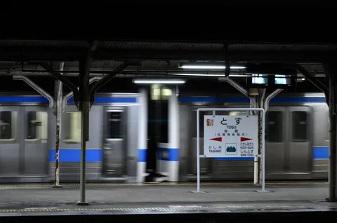 旅立ちの夜、静寂の駅