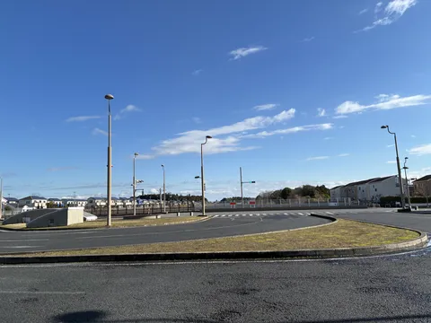 青空に映えるカーブの道