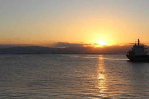 夕暮れ、船と海と山の静寂