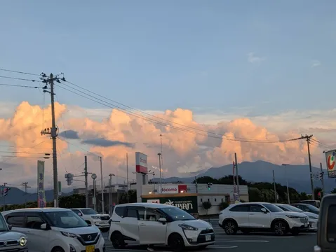 夕暮れの空と電柱のコントラスト