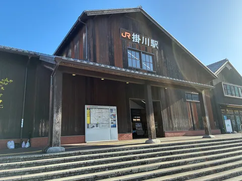歴史を刻む木造駅舎の趣