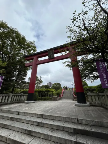 赤い鳥居の静かな歩み