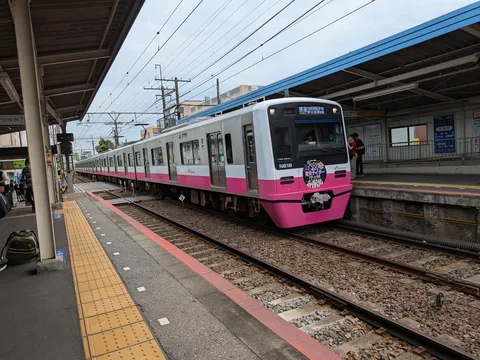 ピンクと白のコントラスト、旅立ちの駅