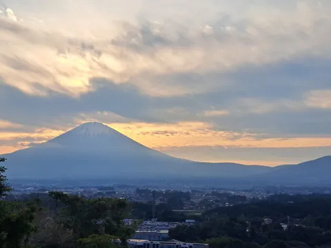 夕焼けに染まる雄大な富士山
