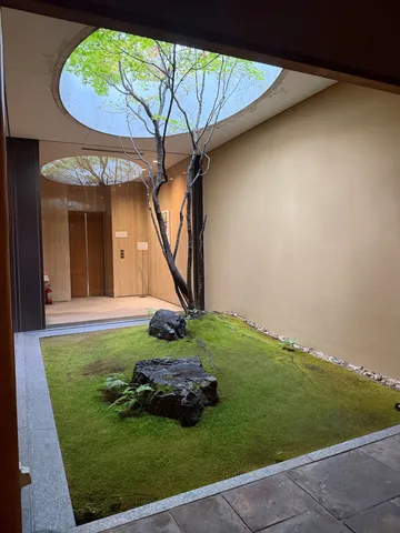 円窓から降りる光の庭
