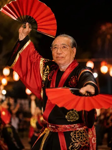 祭りの夜、扇の舞