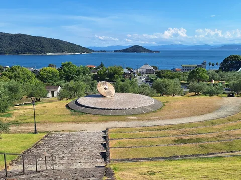 青い海と石のオブジェ、夏の風景