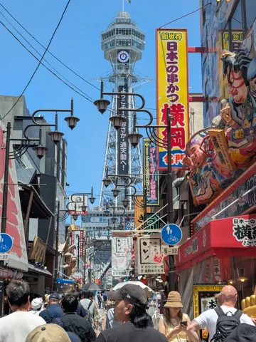 人波の向こう、空を貫く通天閣