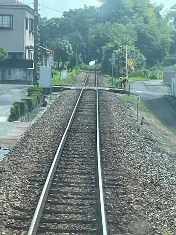 トンネルへと続く線路の旅