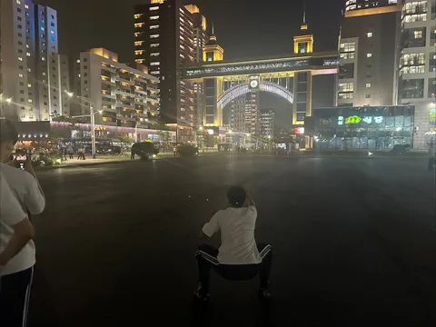 夜の門と都会の灯り