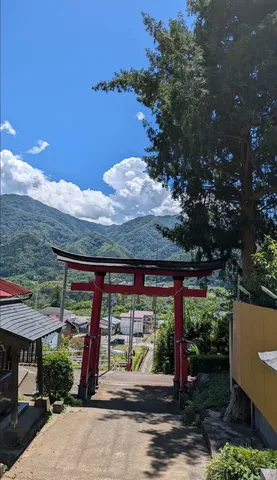 山里に響く鳥居の夏