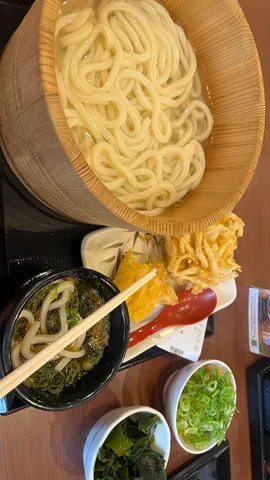木桶でいただく、つるつるのうどん