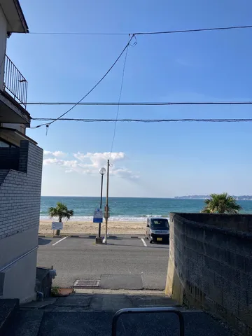 電線と海、日常の風景