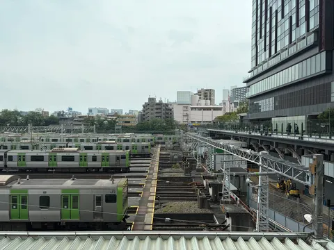 都会の鉄道網、日常の風景