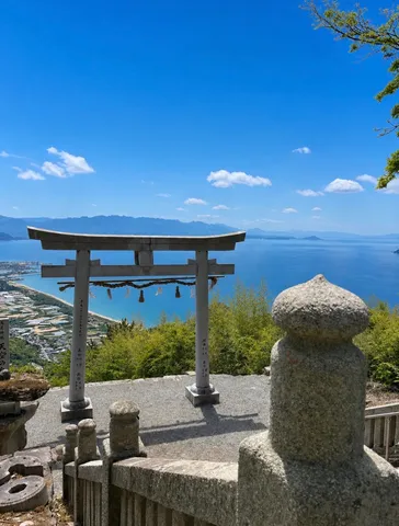 天空を望む鳥居