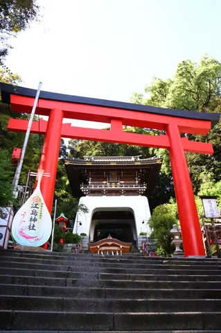 朱色の鳥居と静かな祈り