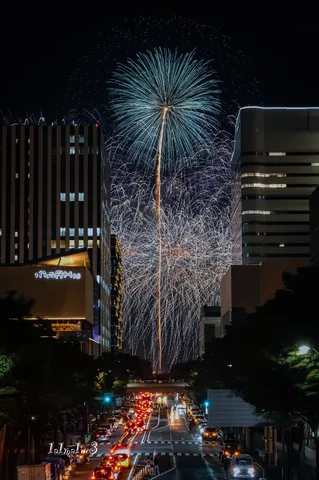 夜空に伸びる光の交差点