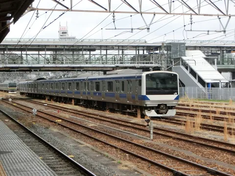 線路に映える、銀の列車たち