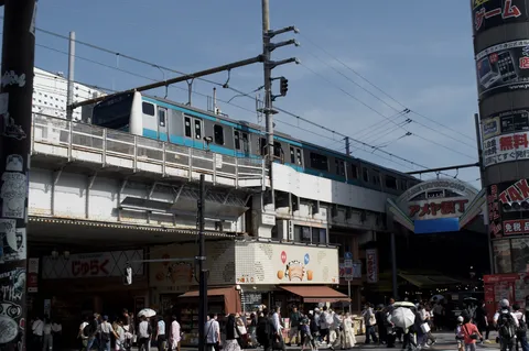 高架下の雑踏と電車