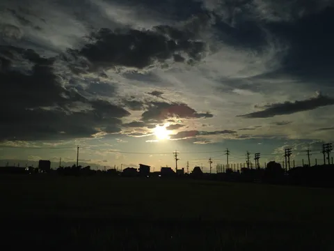 空と電線と夕陽のシルエット
