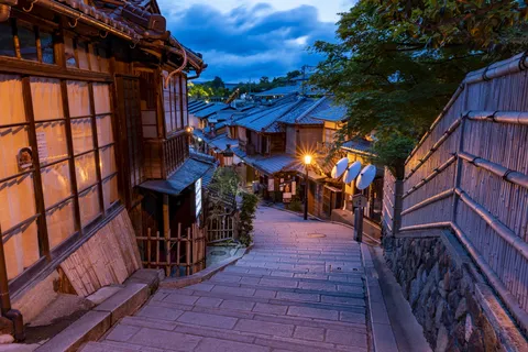 青に染まる宵の石段道