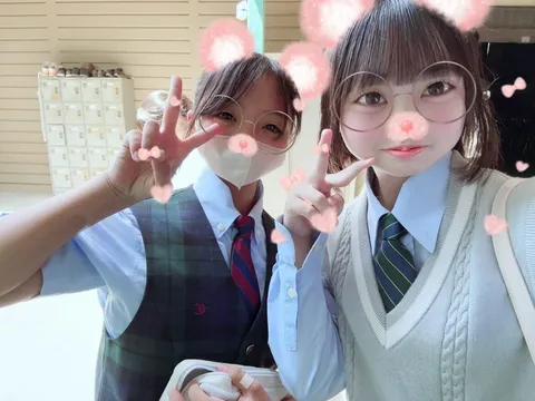 制服でキュートなピースサイン