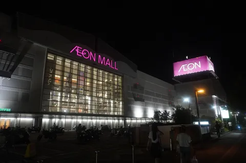 夜のAEONを包むピンク光