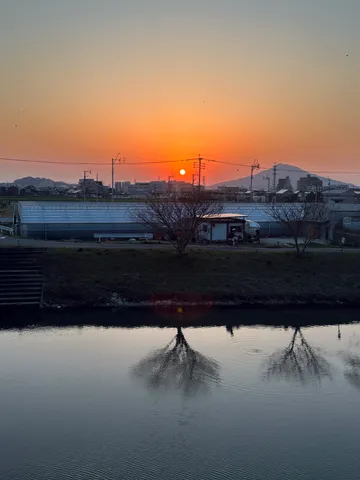水面に映る、夕暮れの静寂