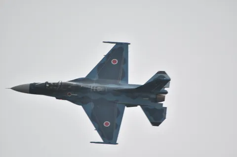 青の翼が空を駆ける戦闘機