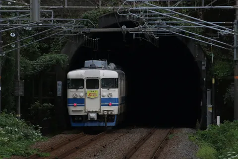 闇へ続く線路の入口