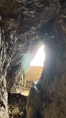 洞窟探検、出口は光!