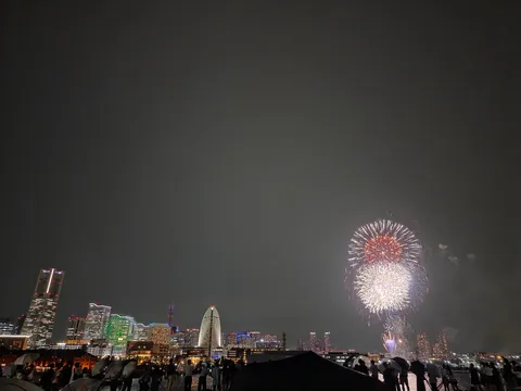 夜空に咲く、希望の光
