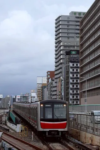 都会を切り裂く　銀色の光
