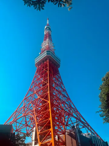 空と鉄骨のダイナミズム