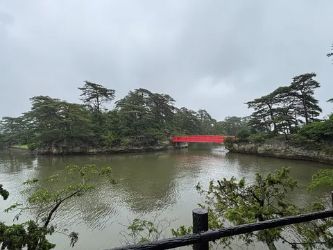 雨に煙る、静寂の紅橋