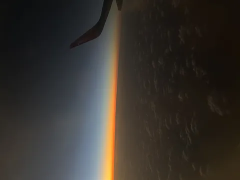 ピーチの翼が彩る夜明けの空