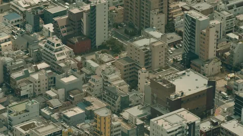 都会の迷路、ビル群の静寂