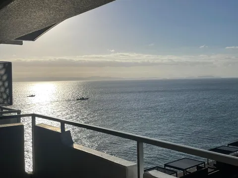 遮るものがなければ、広がる海と船