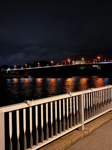 夜風に照らす赤い橋