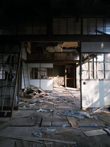 光と影が織りなす廃屋