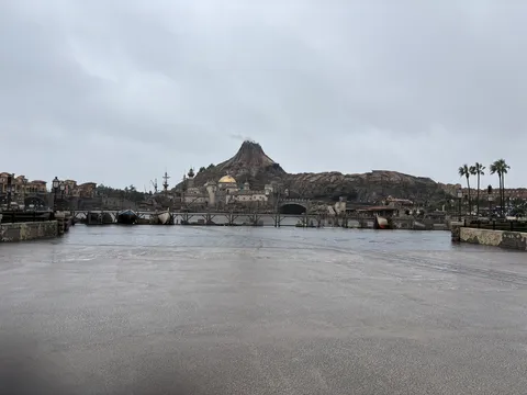 雨に霞むファンタジー風景