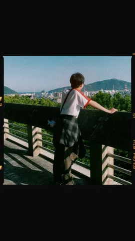 広がる街と山々を望む