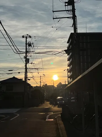 夕暮れの電線街角風景