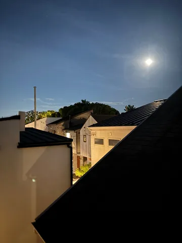 月明かりの街並み