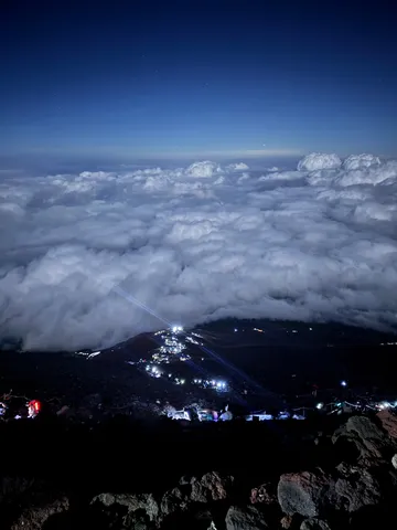 雲海越えの登山道、星空と灯りのコントラスト