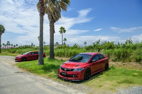 夏色に映えるスポーツカー