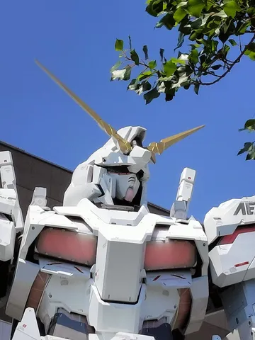 空を見上げる巨大ロボット
