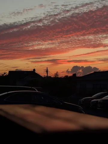 夕焼けに染まる街と車