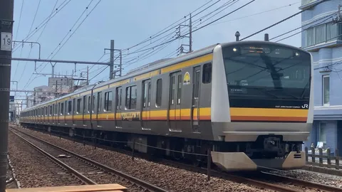 黄色の帯が走る朝の線路
