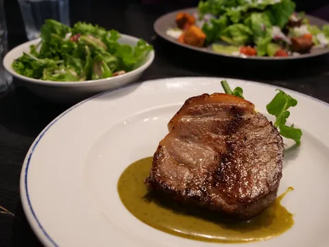 ご褒美ステーキと彩りサラダ